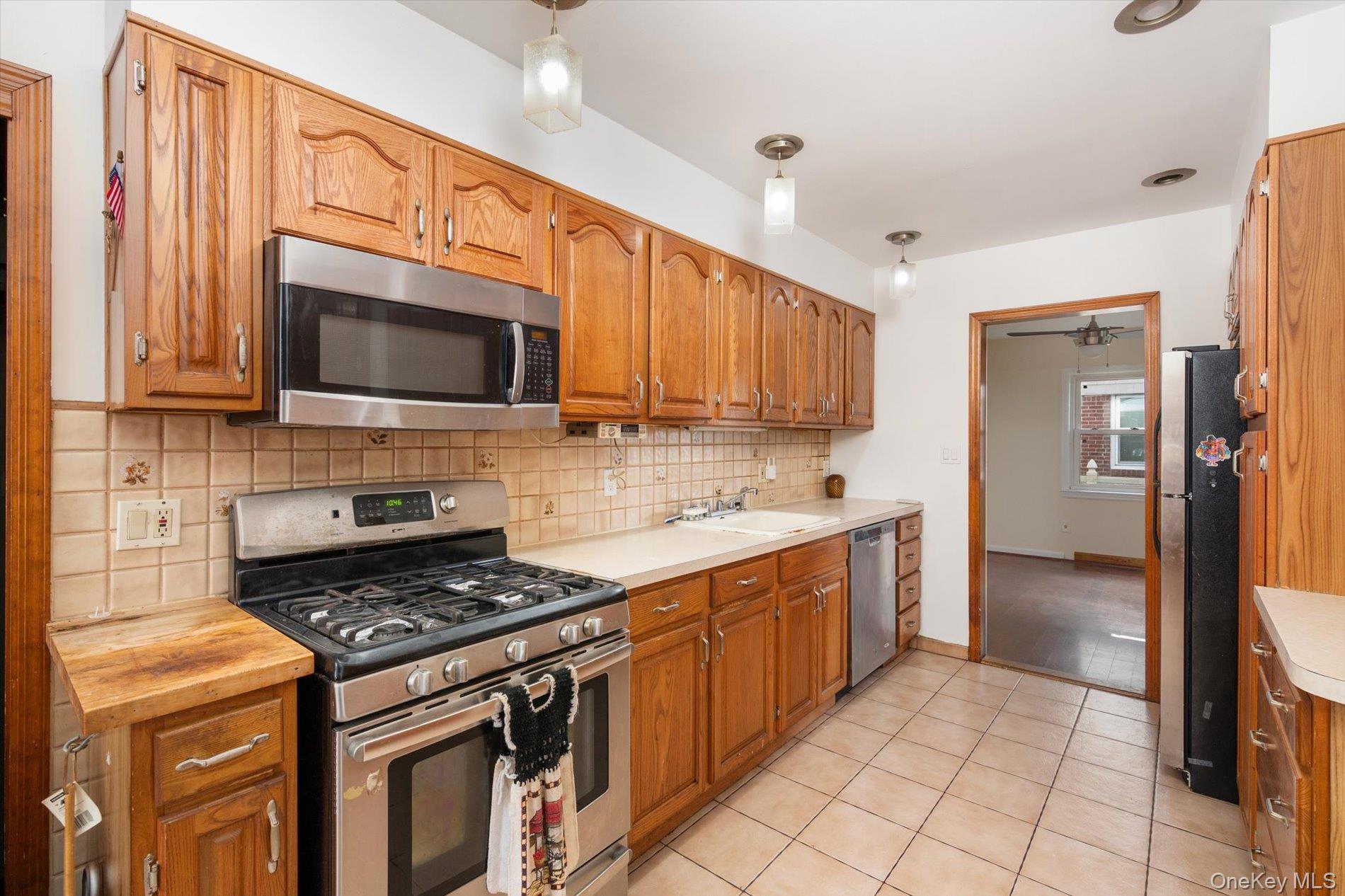 #13 photo, 146 Caroline Avenue, Garden City South , NY 11530