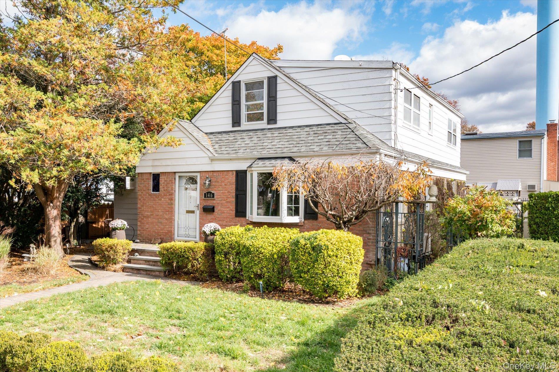 #2 photo, 146 Caroline Avenue, Garden City South , NY 11530