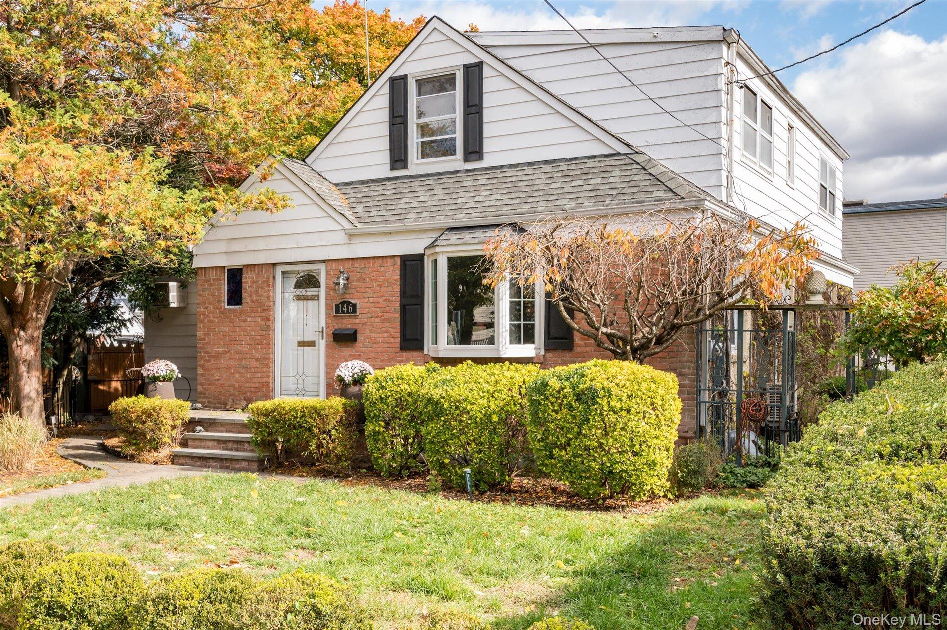 #3 photo, 146 Caroline Avenue, Garden City South , NY 11530