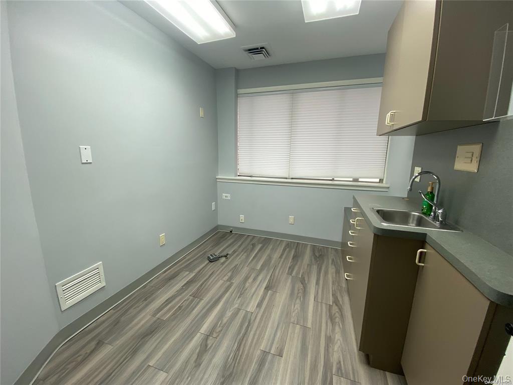 #19 photo, 23 Bond Street, Great Neck , NY 11021