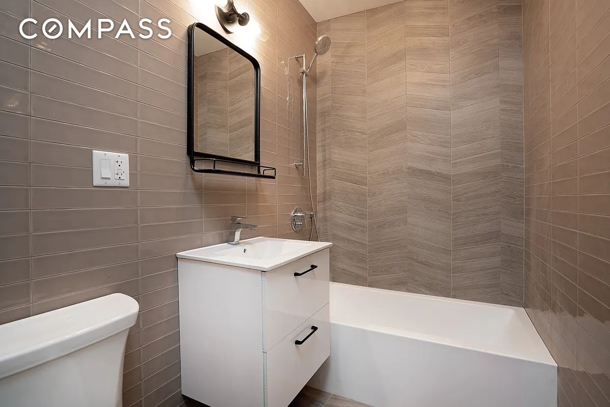 #13 photo, 319 Broadway, Williamsburg , NY 11211