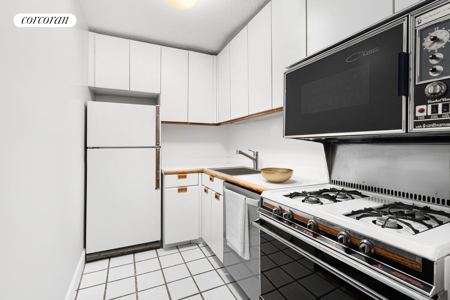 #5 photo, 45 W 67TH Street, Lincoln Square , NY 10023