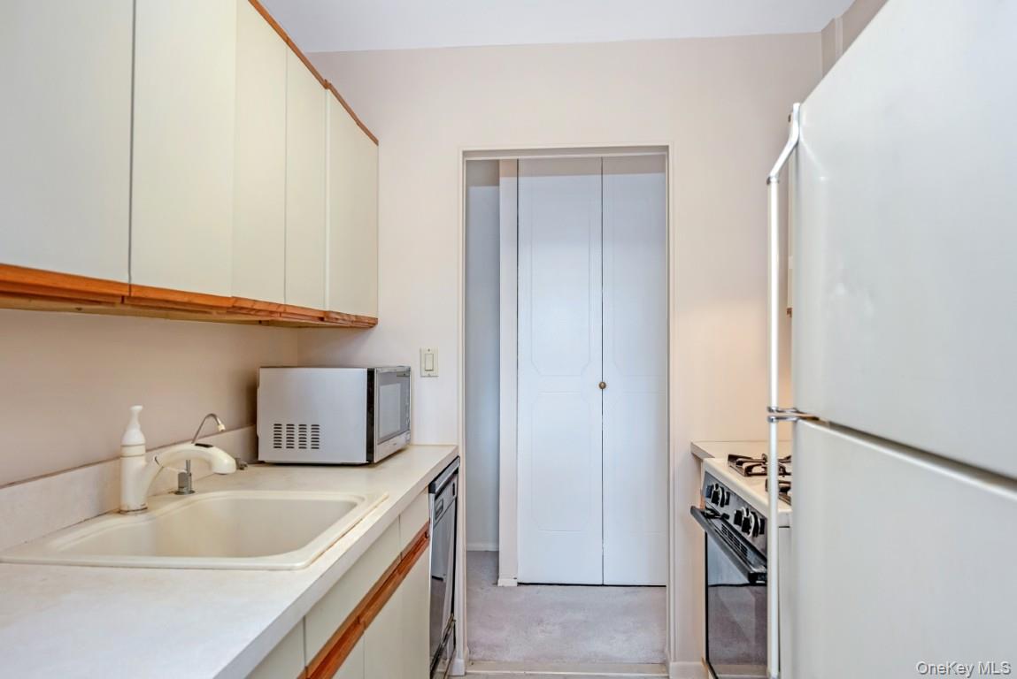 #15 photo, 596 Broadway, Lynbrook , NY 11563