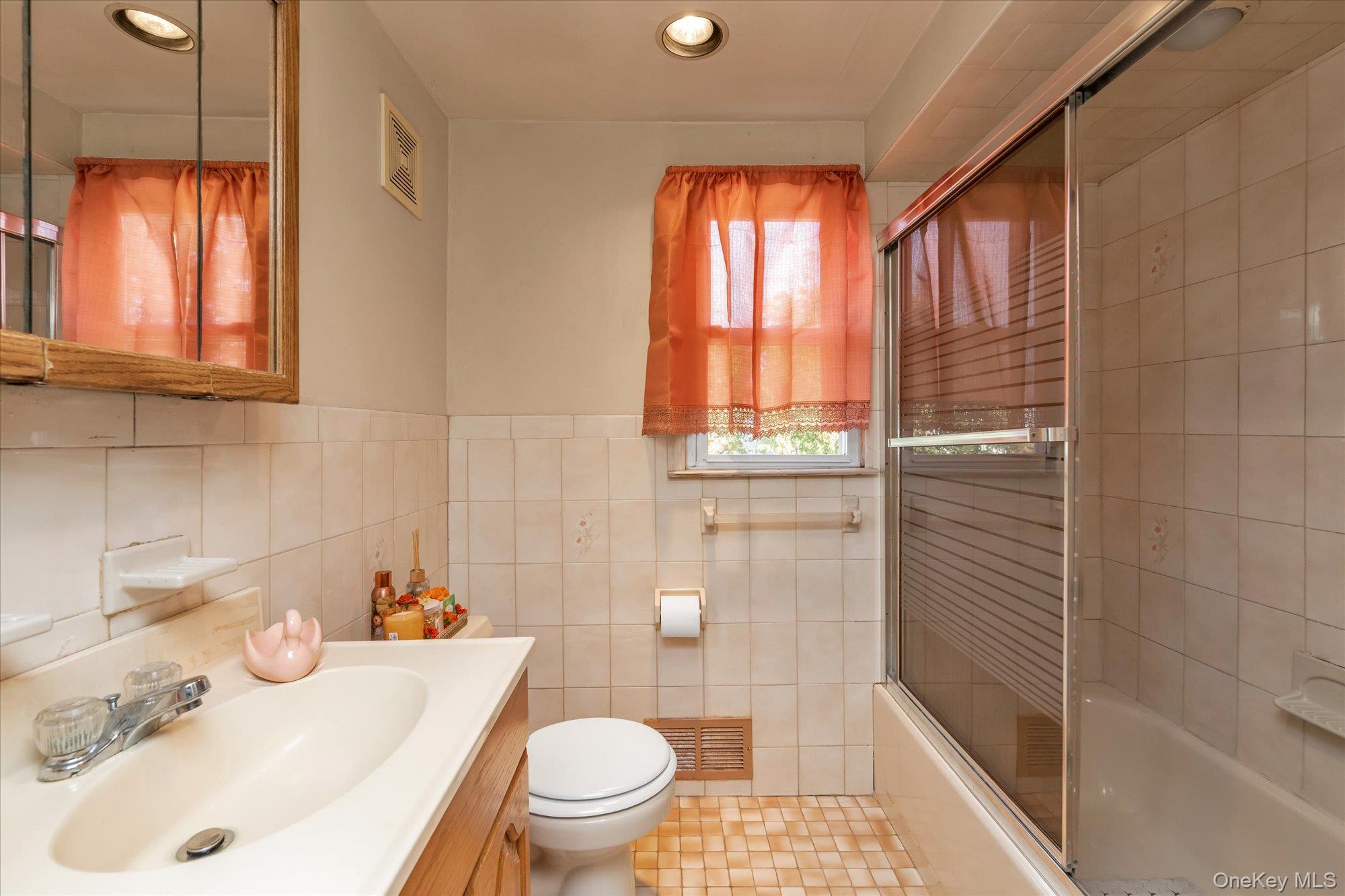 #11 photo, 147 Ruxton Street, Uniondale , NY 11553