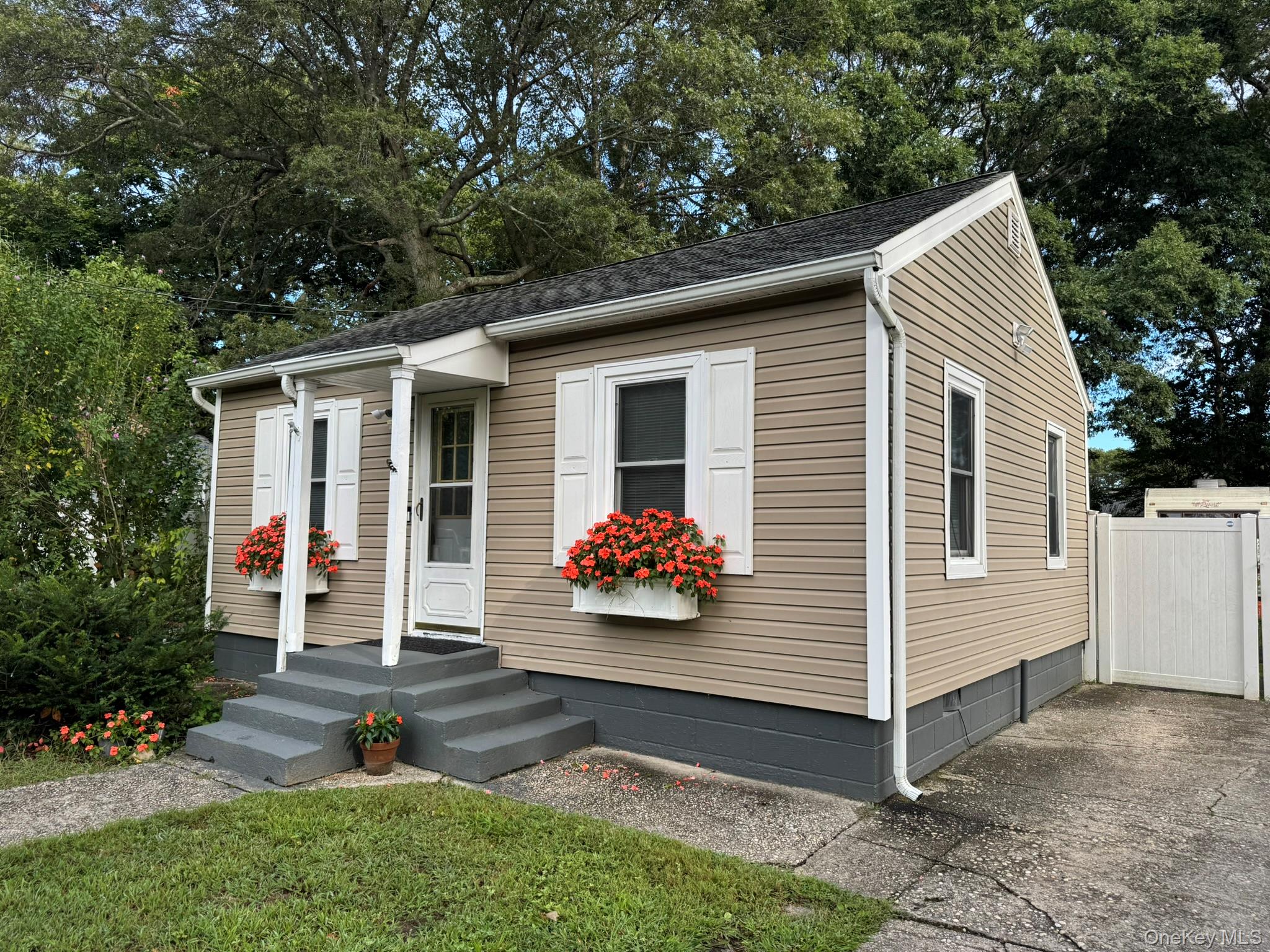 #1 photo, 5457 Expressway Drive, Holtsville , NY 11742