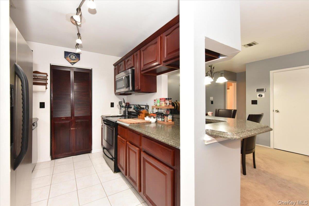 #11 photo, 615 Broadway, Amityville , NY 11701