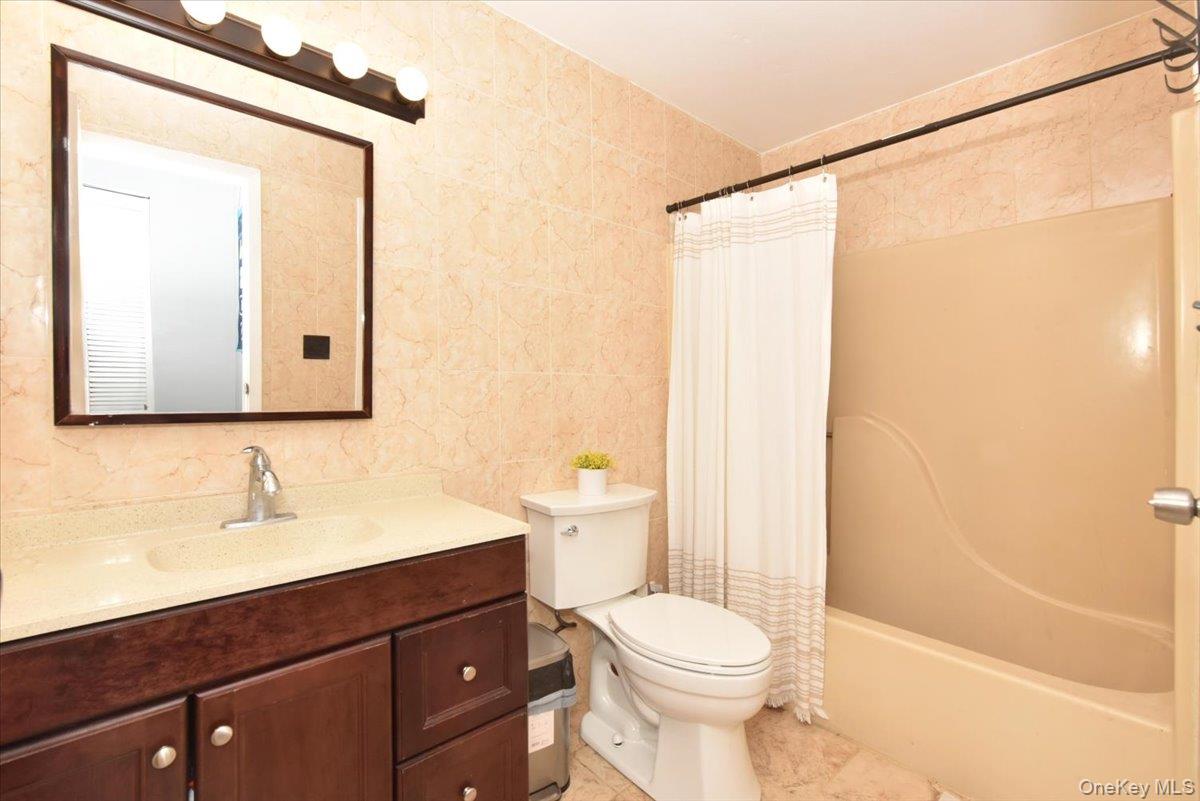 #15 photo, 615 Broadway, Amityville , NY 11701