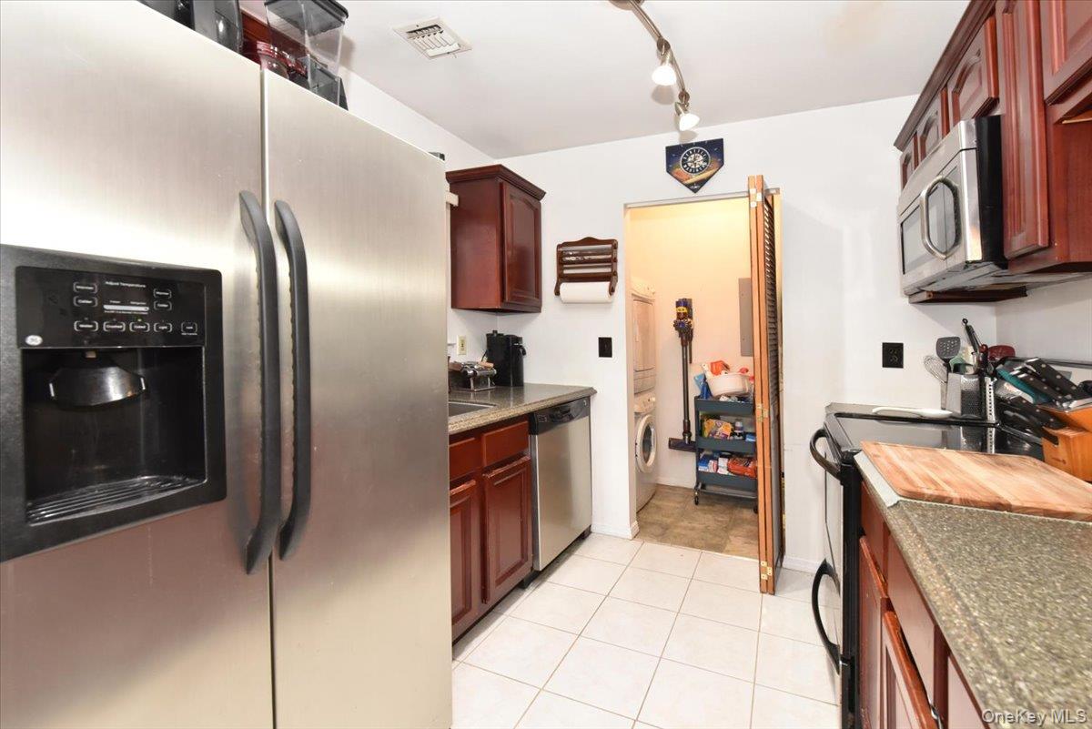 #17 photo, 615 Broadway, Amityville , NY 11701