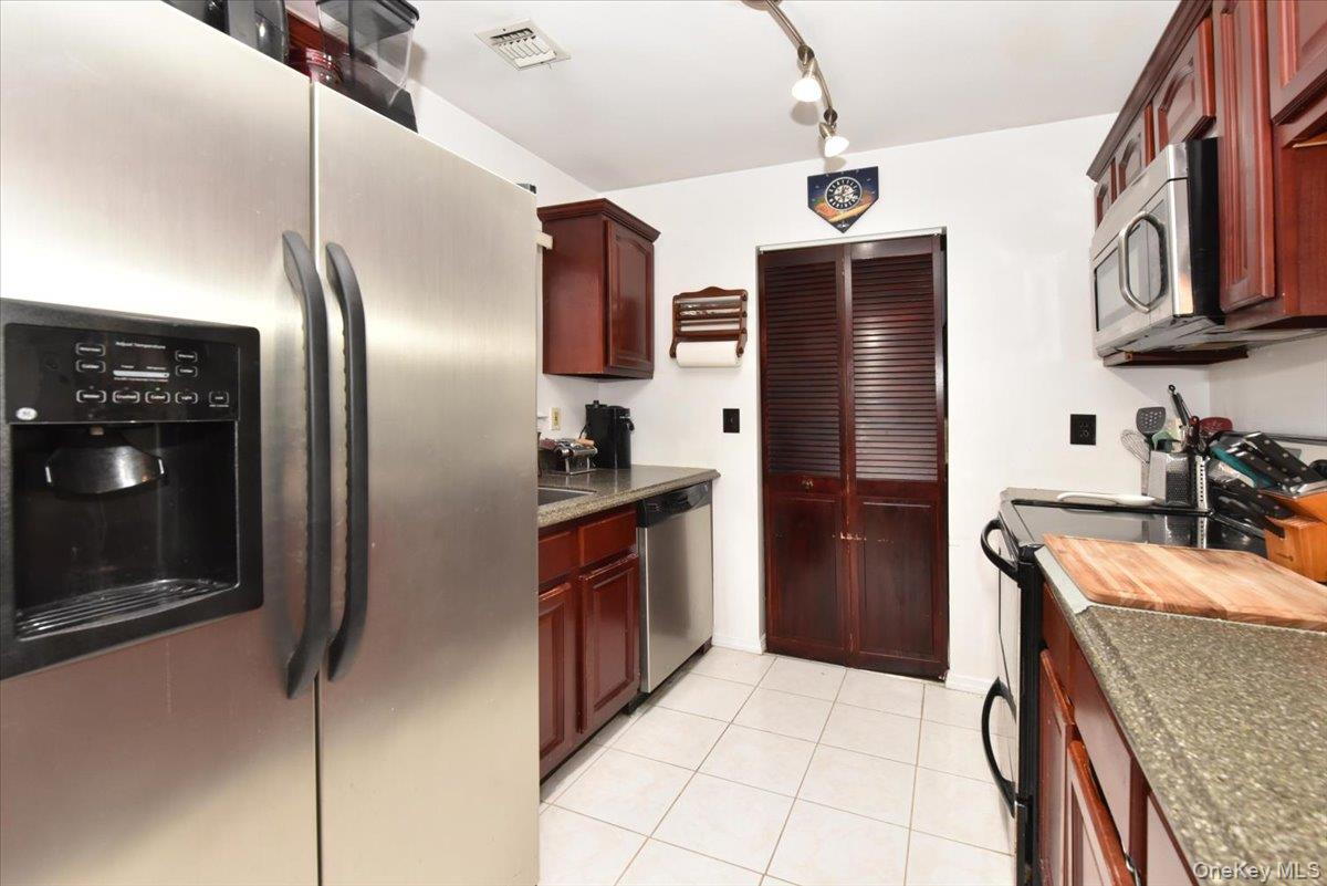 #9 photo, 615 Broadway, Amityville , NY 11701