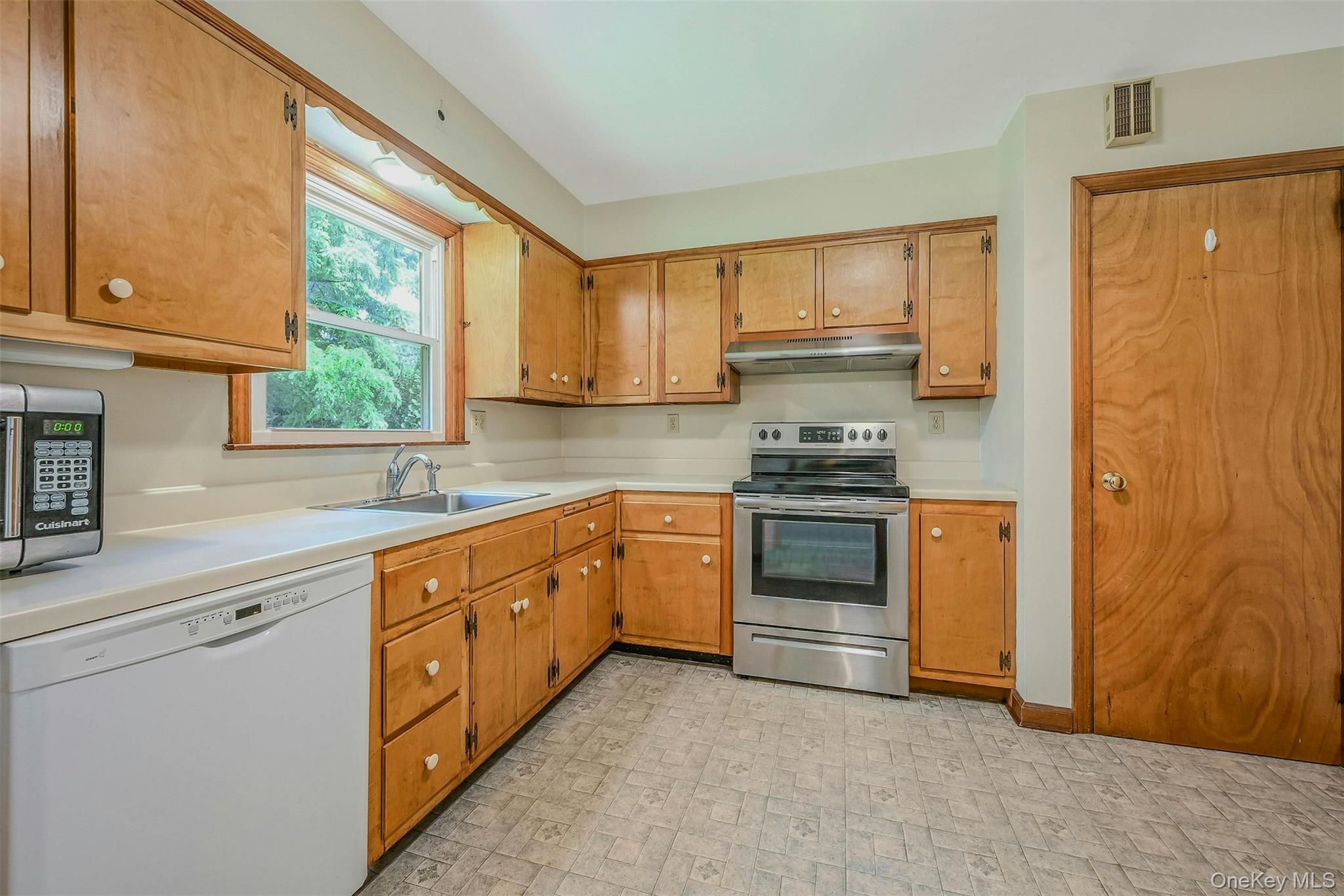 #9 photo, 33 Chestnut Street, Huntington , NY 11743