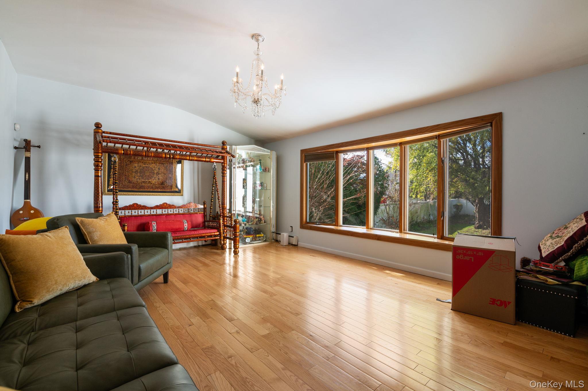 #17 photo, 89 Nottingham Road, Manhasset Hills , NY 11040