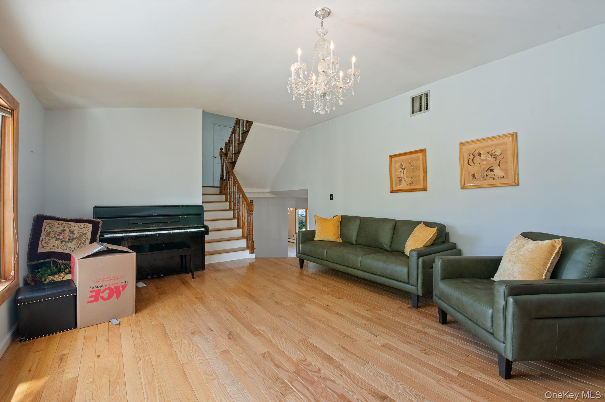 #19 photo, 89 Nottingham Road, Manhasset Hills , NY 11040