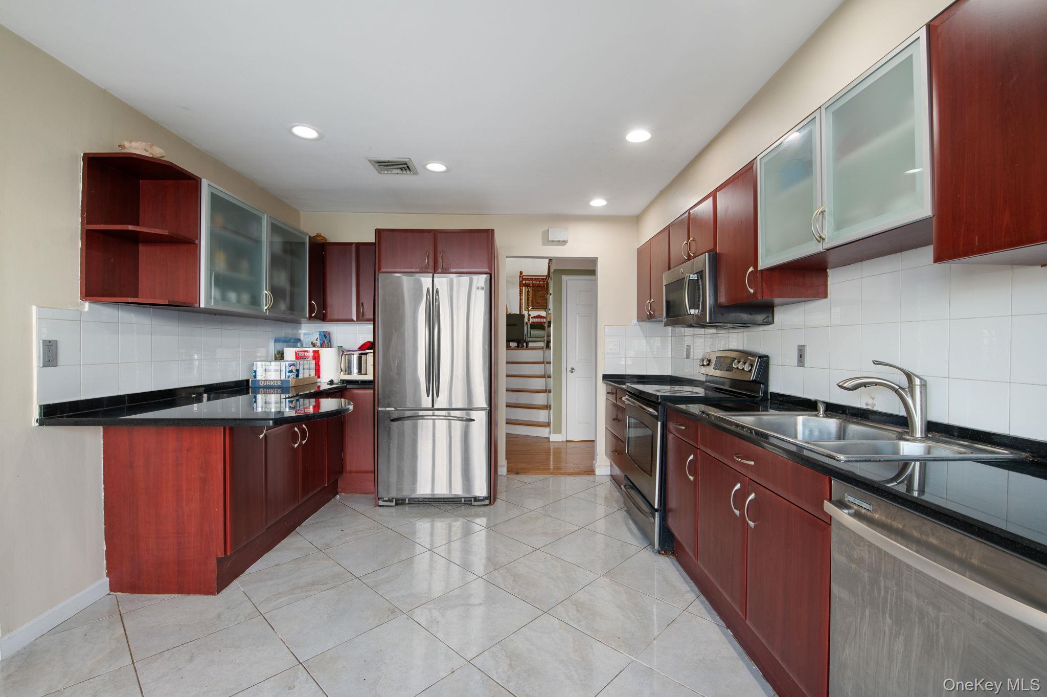 #8 photo, 89 Nottingham Road, Manhasset Hills , NY 11040