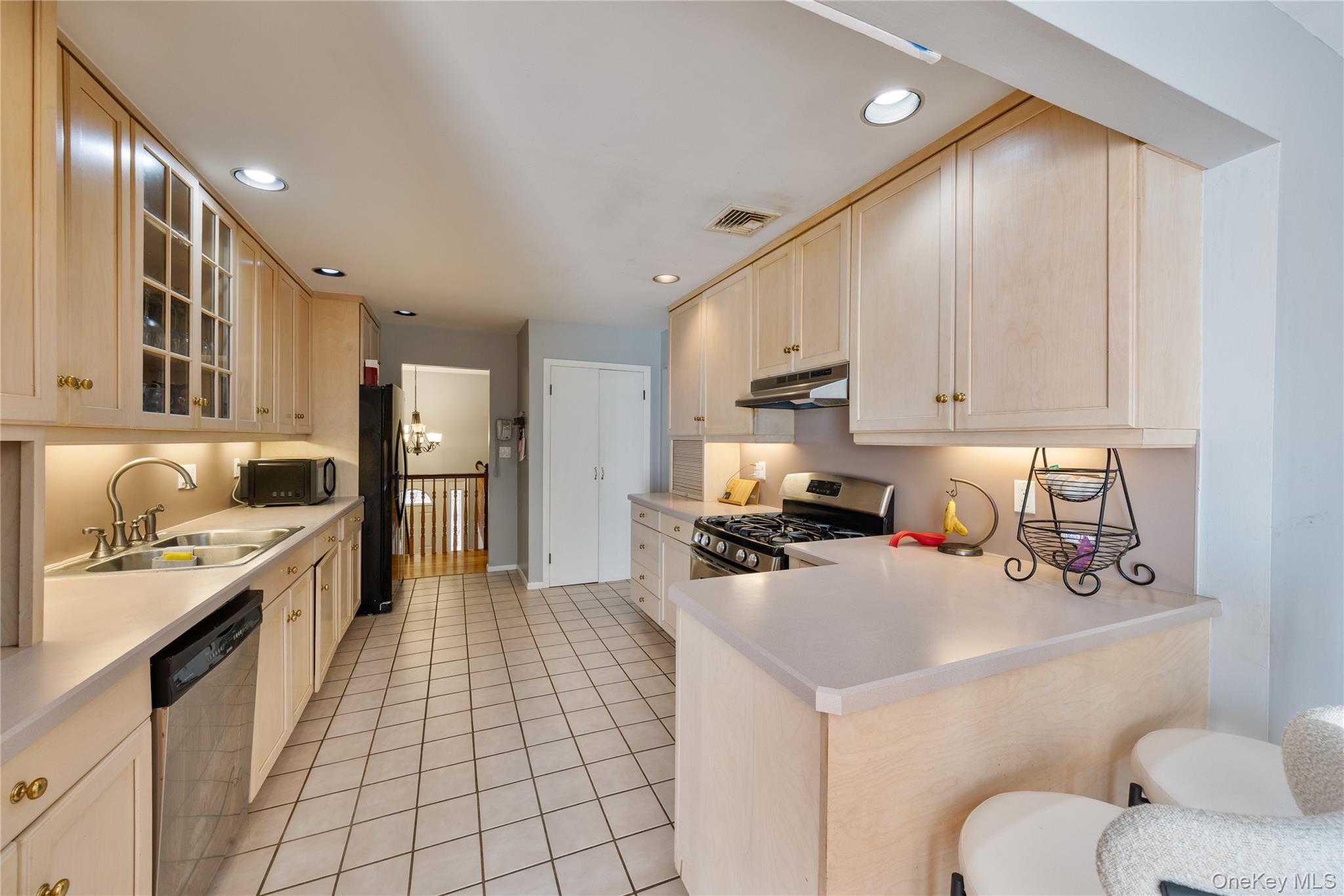 #10 photo, 19 Apple Blossom Court, Airmont , NY 10952