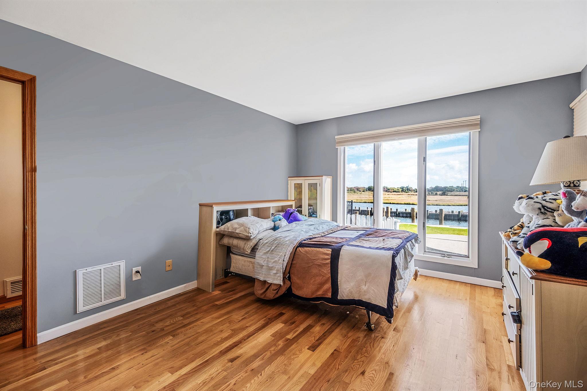 #19 photo, 175 The Helm, East Islip , NY 11730