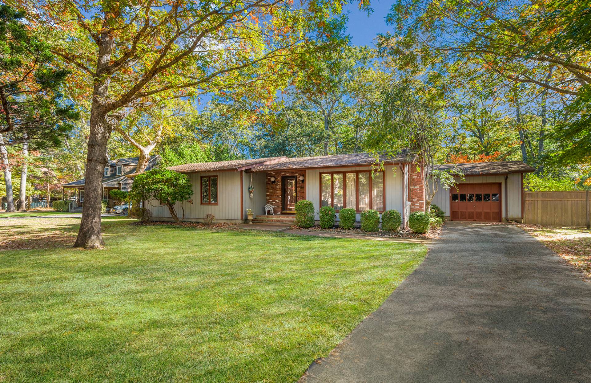 #1 photo, 33 Sherwood Lane, East Hampton , NY 11937