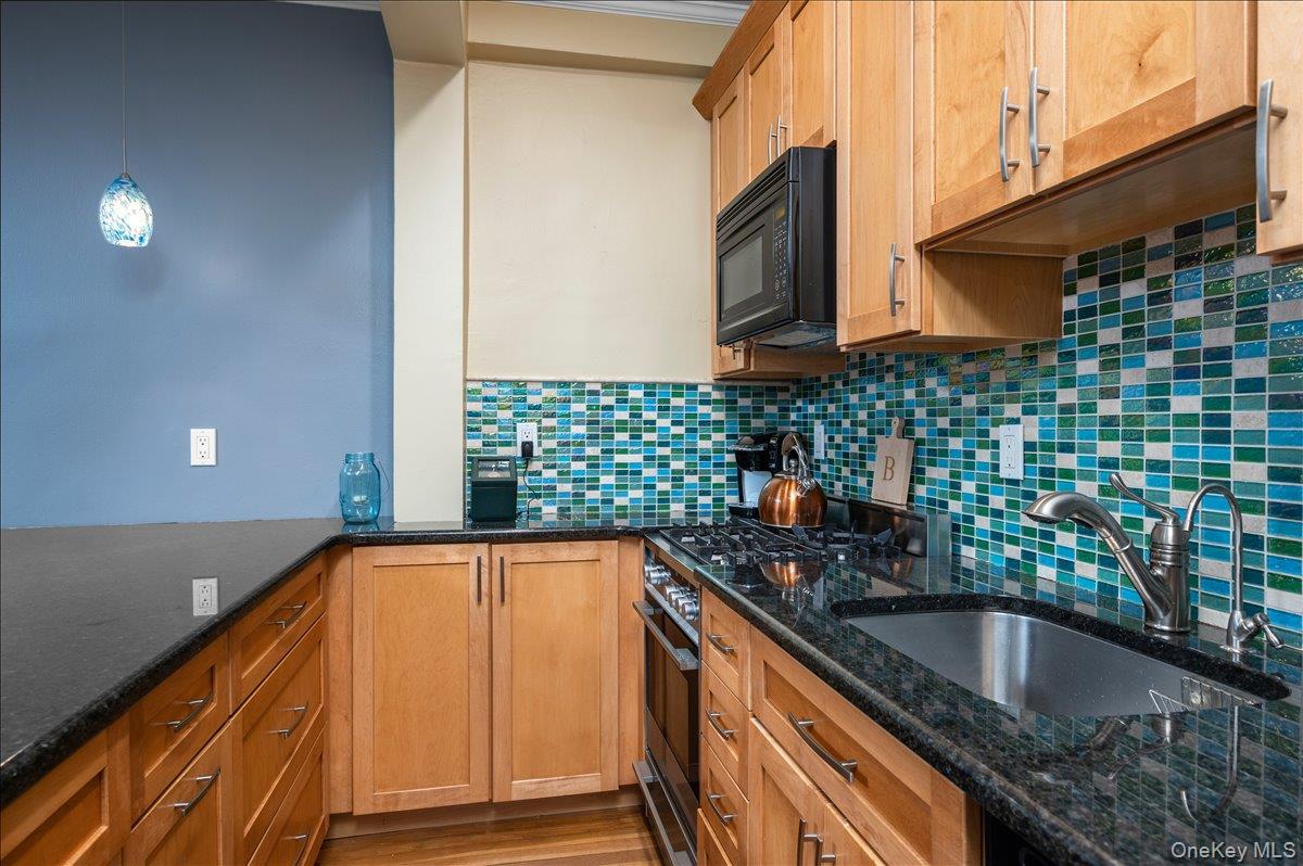 #4 photo, 2 Overlook Road, White Plains , NY 10605