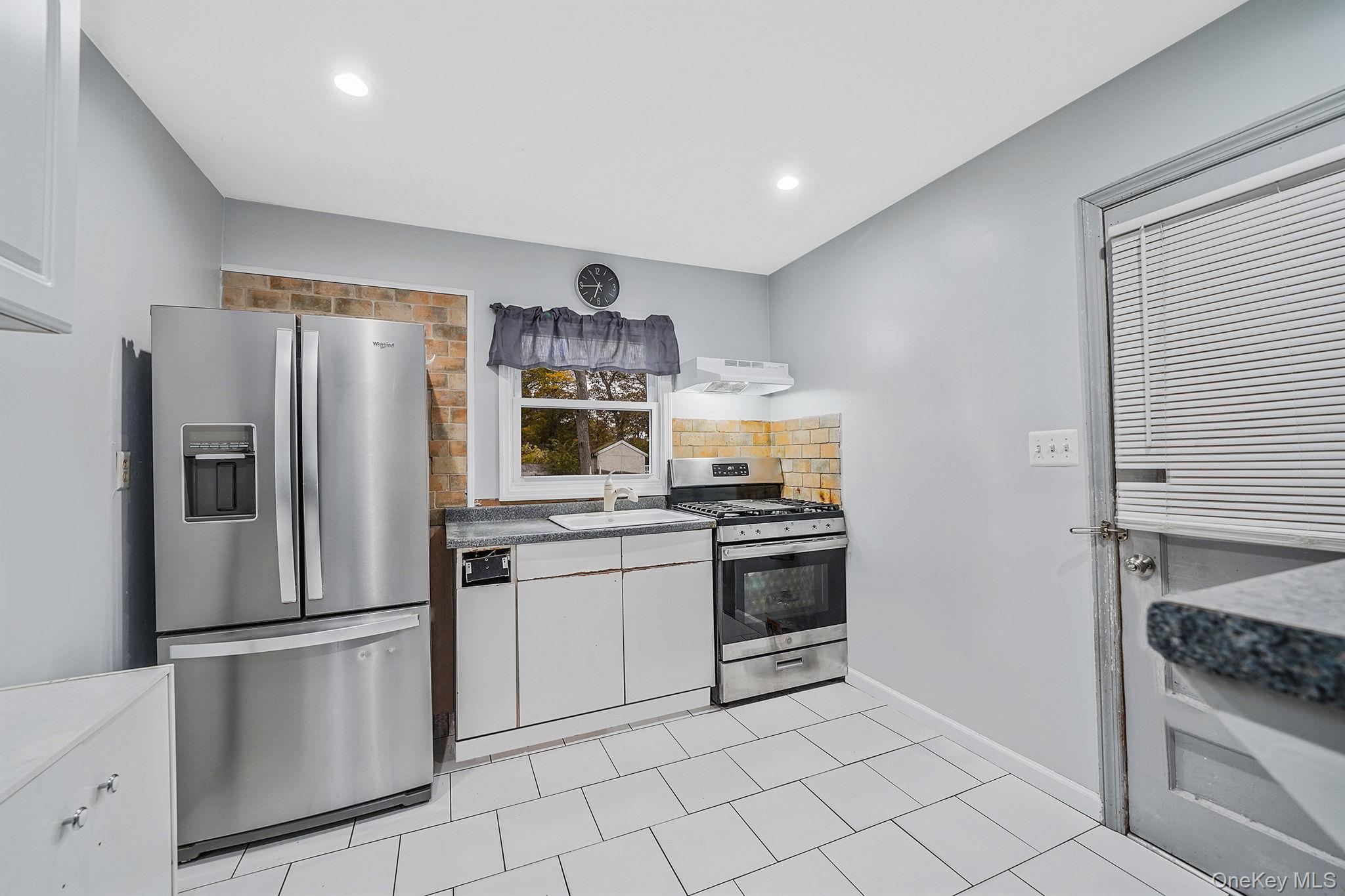 #3 photo, 302 Auborn Avenue, Shirley , NY 11967