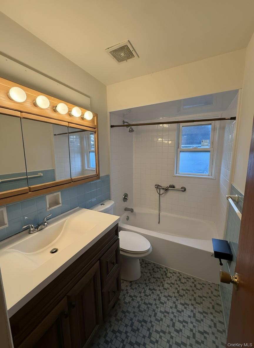 #11 photo, 301A Copiague Place, Copiague , NY 11726