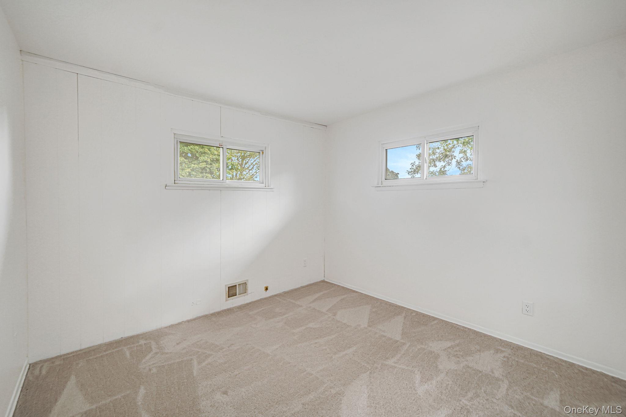 #19 photo, 10 Elayne Court, Smithtown , NY 11787