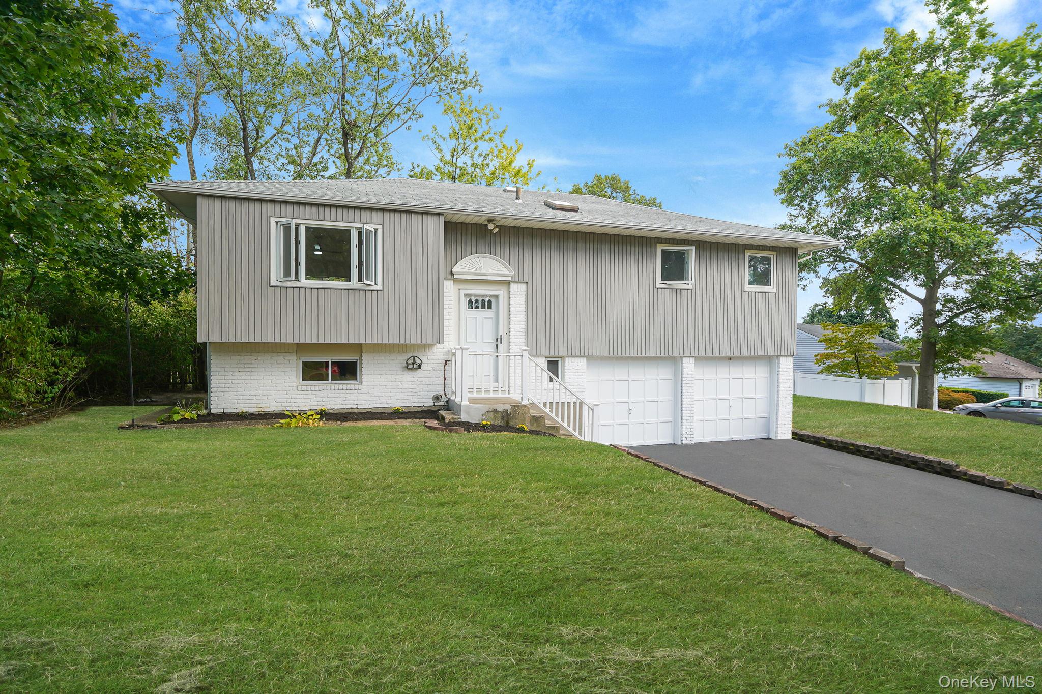 #2 photo, 10 Elayne Court, Smithtown , NY 11787