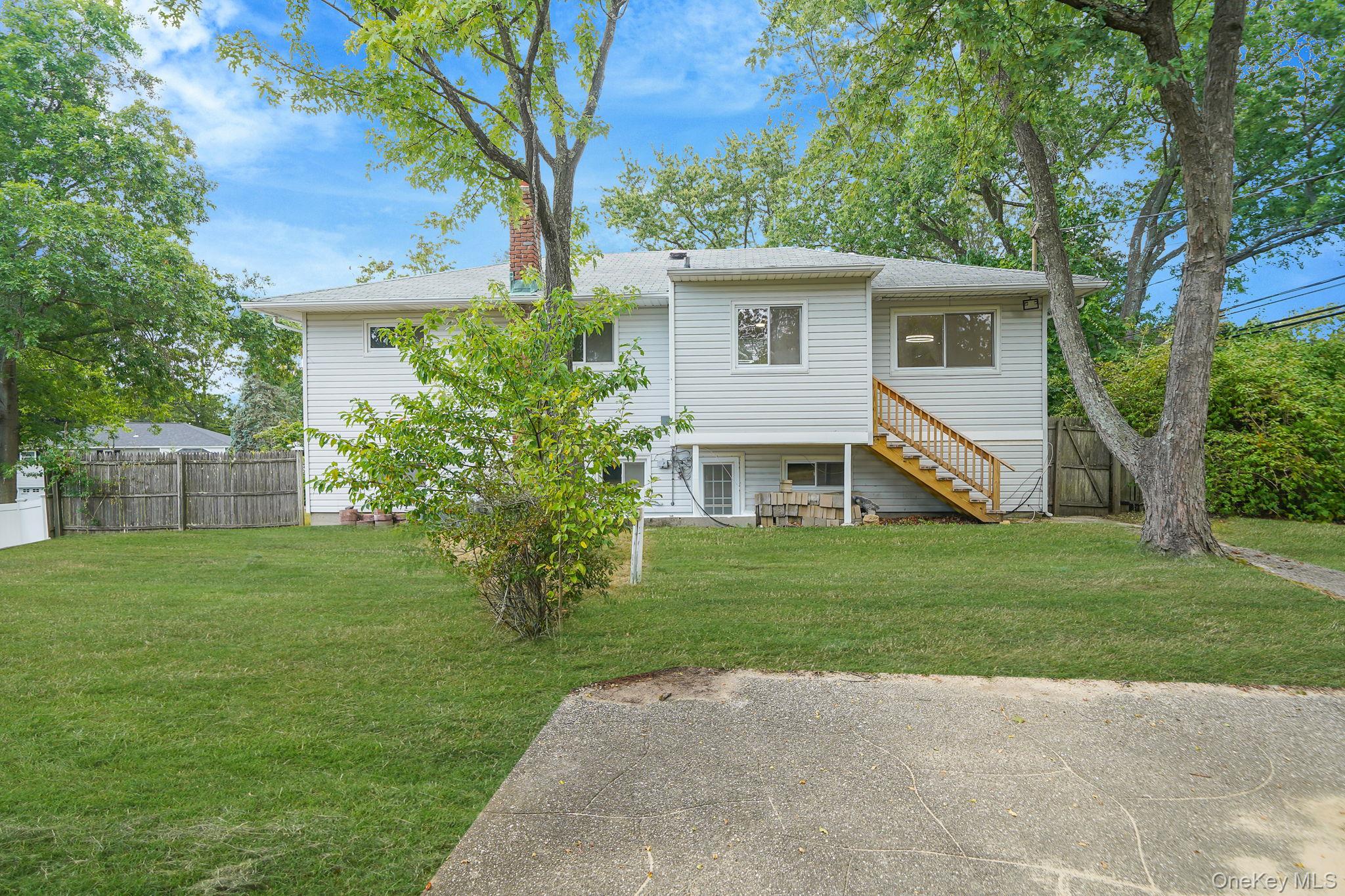 #3 photo, 10 Elayne Court, Smithtown , NY 11787