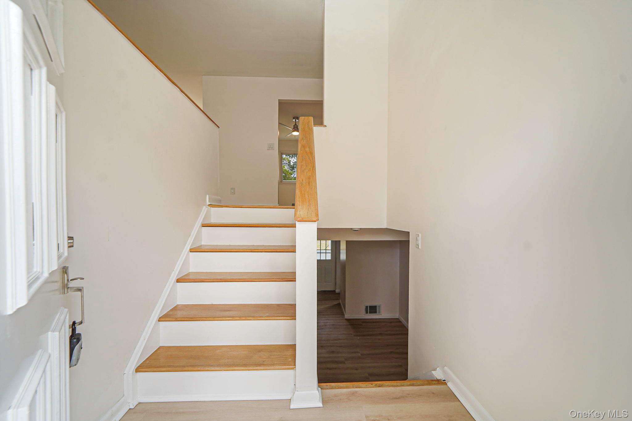 #5 photo, 10 Elayne Court, Smithtown , NY 11787