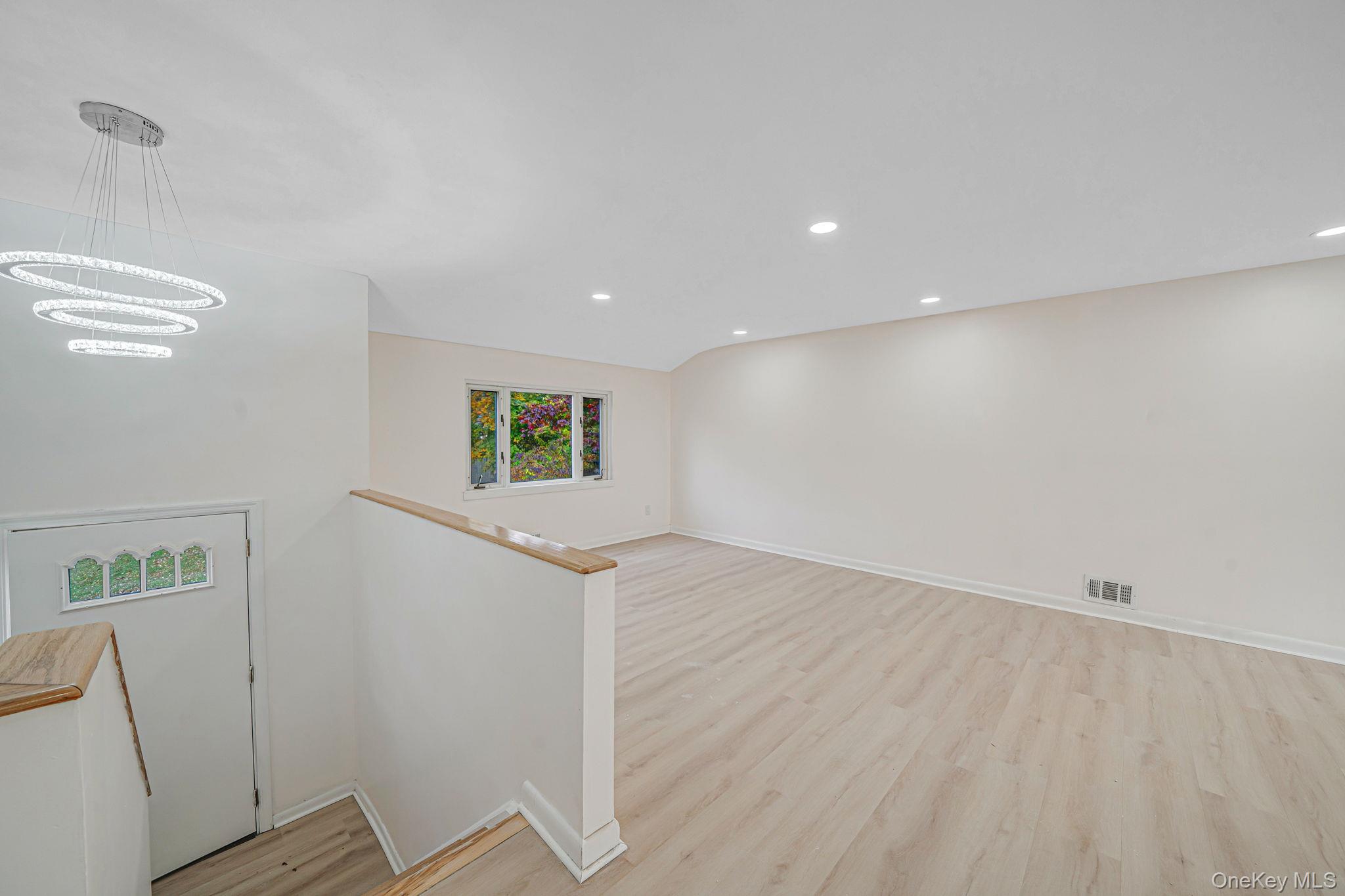 #6 photo, 10 Elayne Court, Smithtown , NY 11787