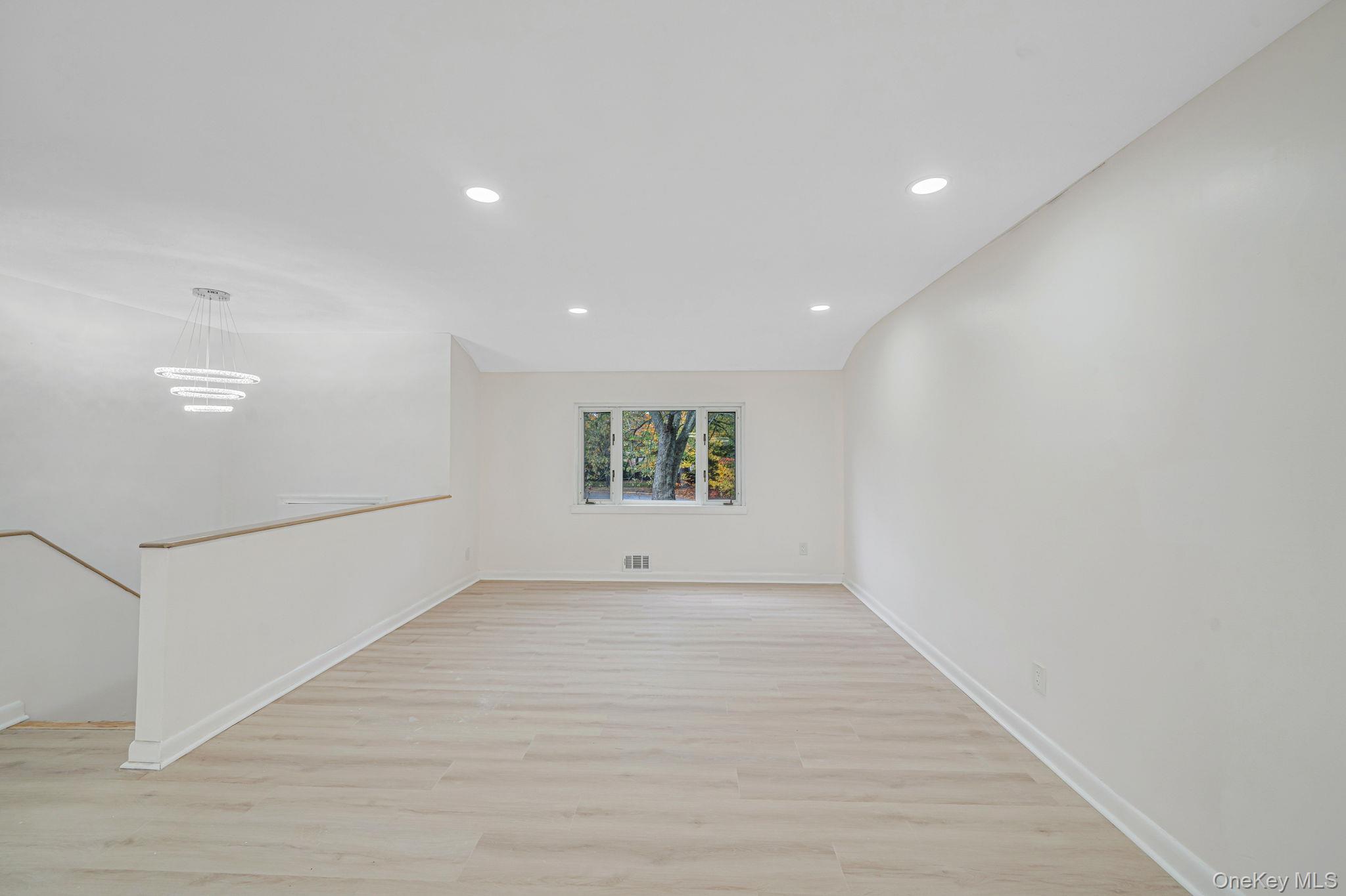 #7 photo, 10 Elayne Court, Smithtown , NY 11787