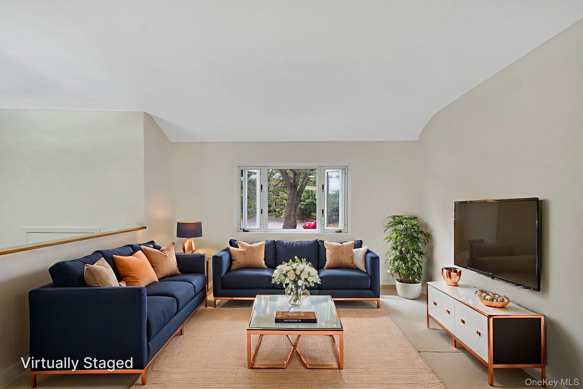 #8 photo, 10 Elayne Court, Smithtown , NY 11787