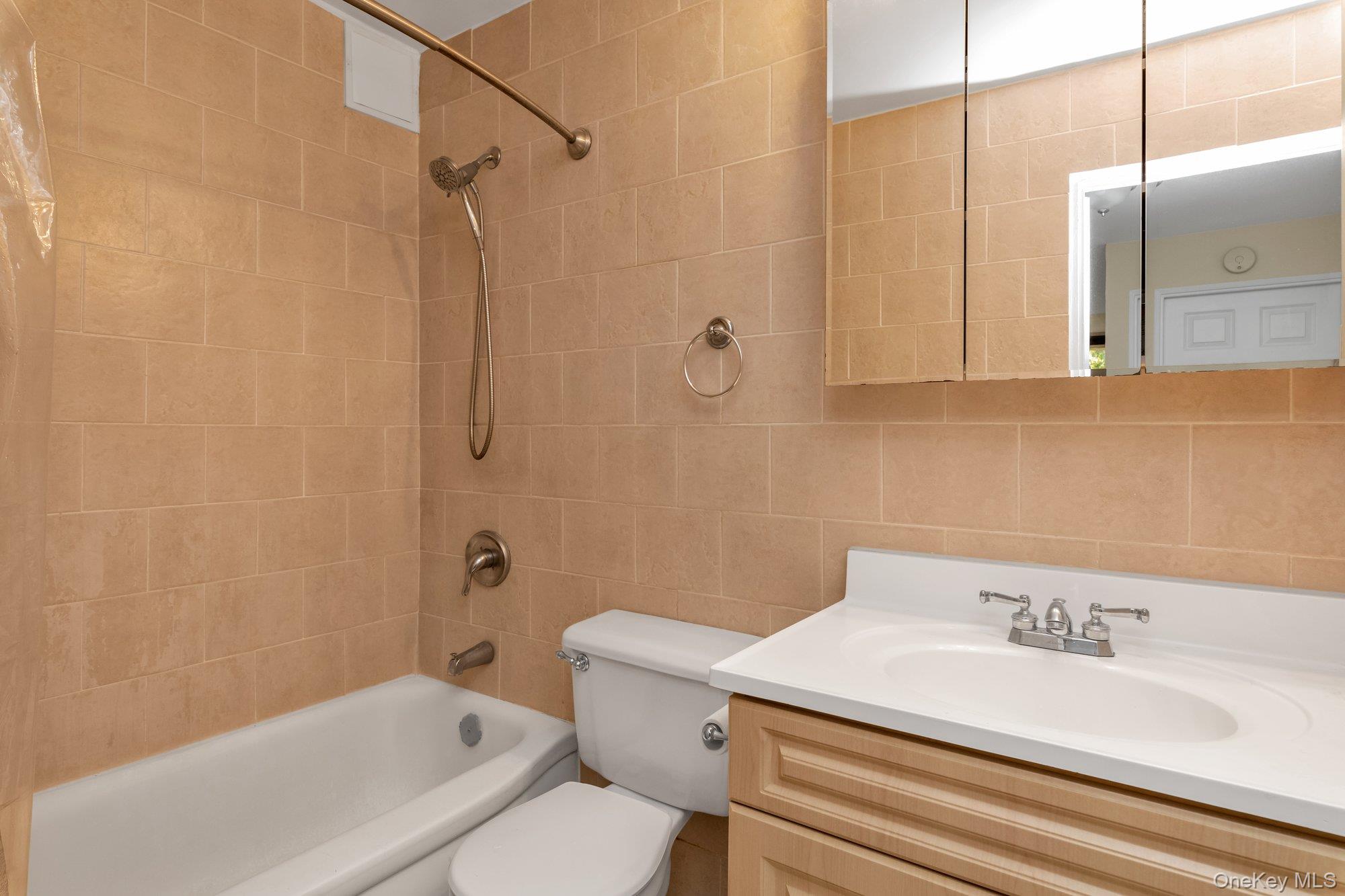 #7 photo, 10-21 162 Street, Beechhurst , NY 11357