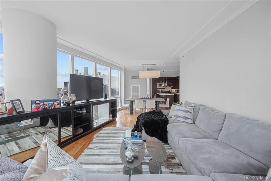 #15 photo, 1 Renaissance Square, White Plains , NY 10601