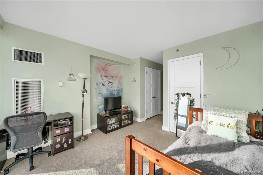 #8 photo, 1 Renaissance Square, White Plains , NY 10601