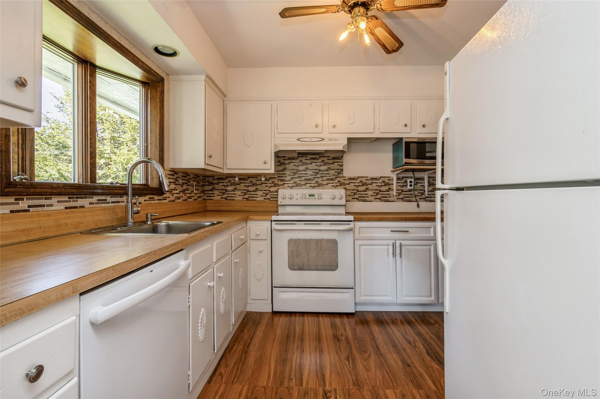 #14 photo, 26 Whitman Avenue, Syosset , NY 11791