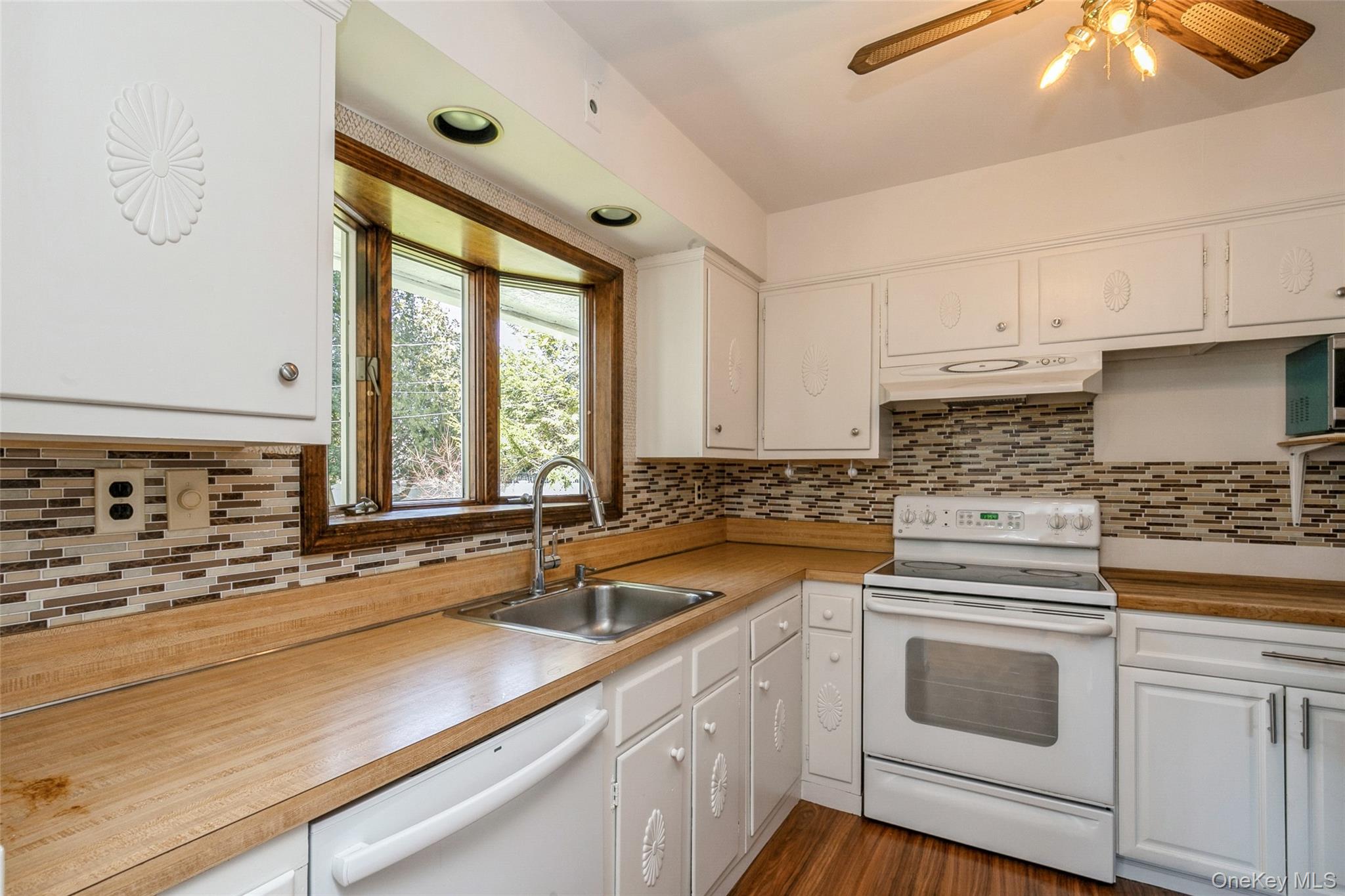 #15 photo, 26 Whitman Avenue, Syosset , NY 11791