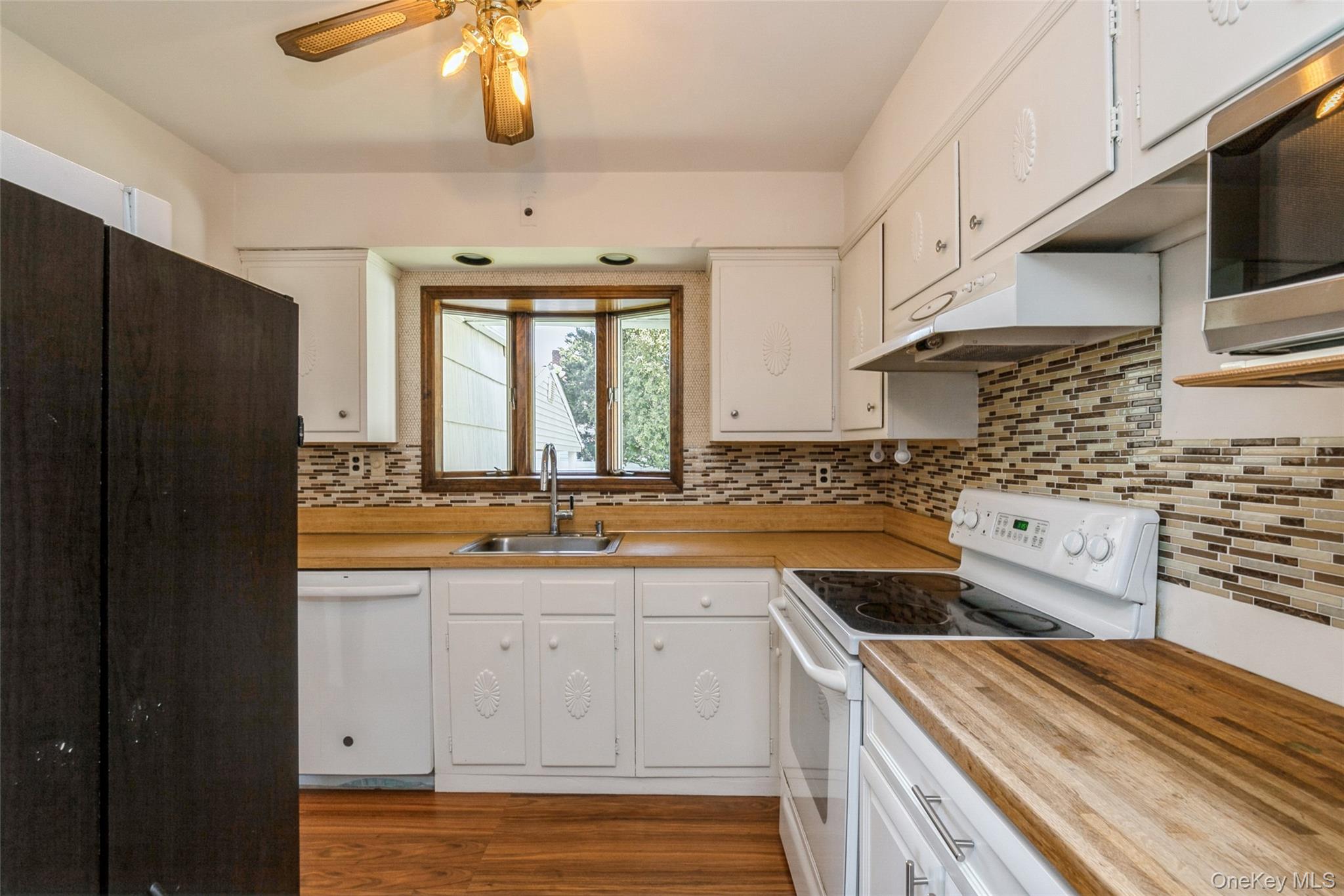 #16 photo, 26 Whitman Avenue, Syosset , NY 11791