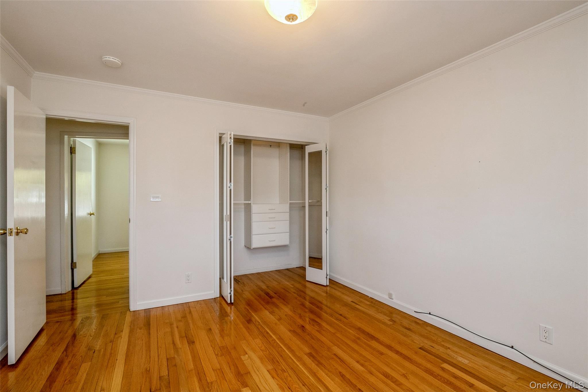 #20 photo, 26 Whitman Avenue, Syosset , NY 11791