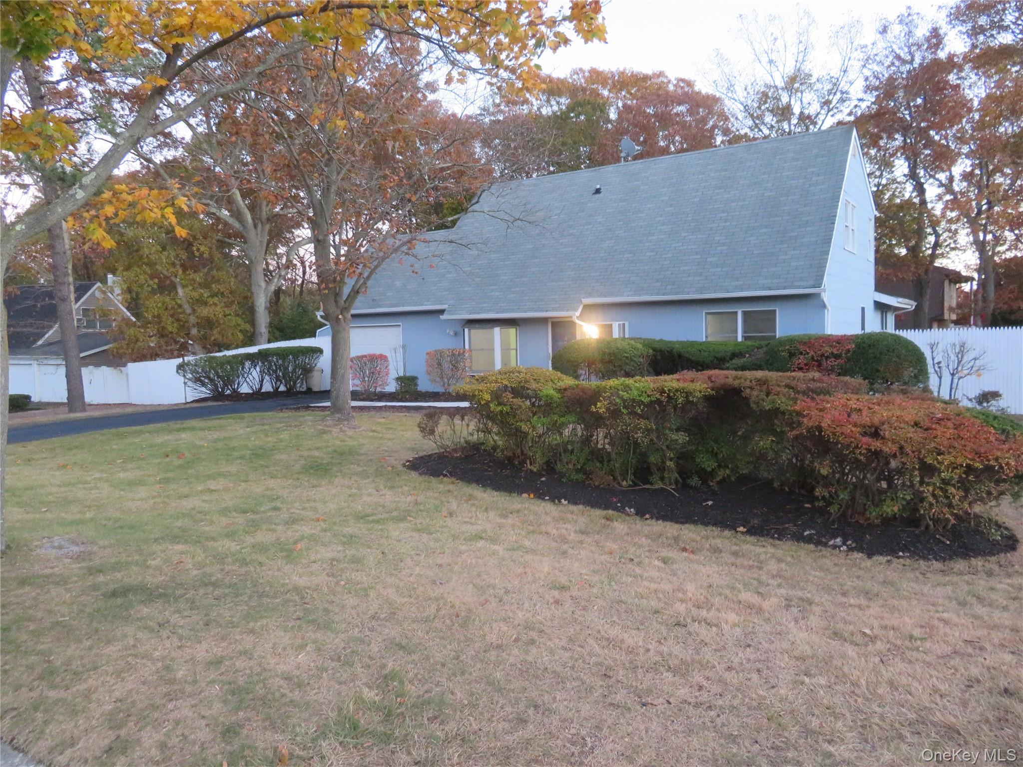 #4 photo, 688 Hawkins Road, Coram , NY 11727