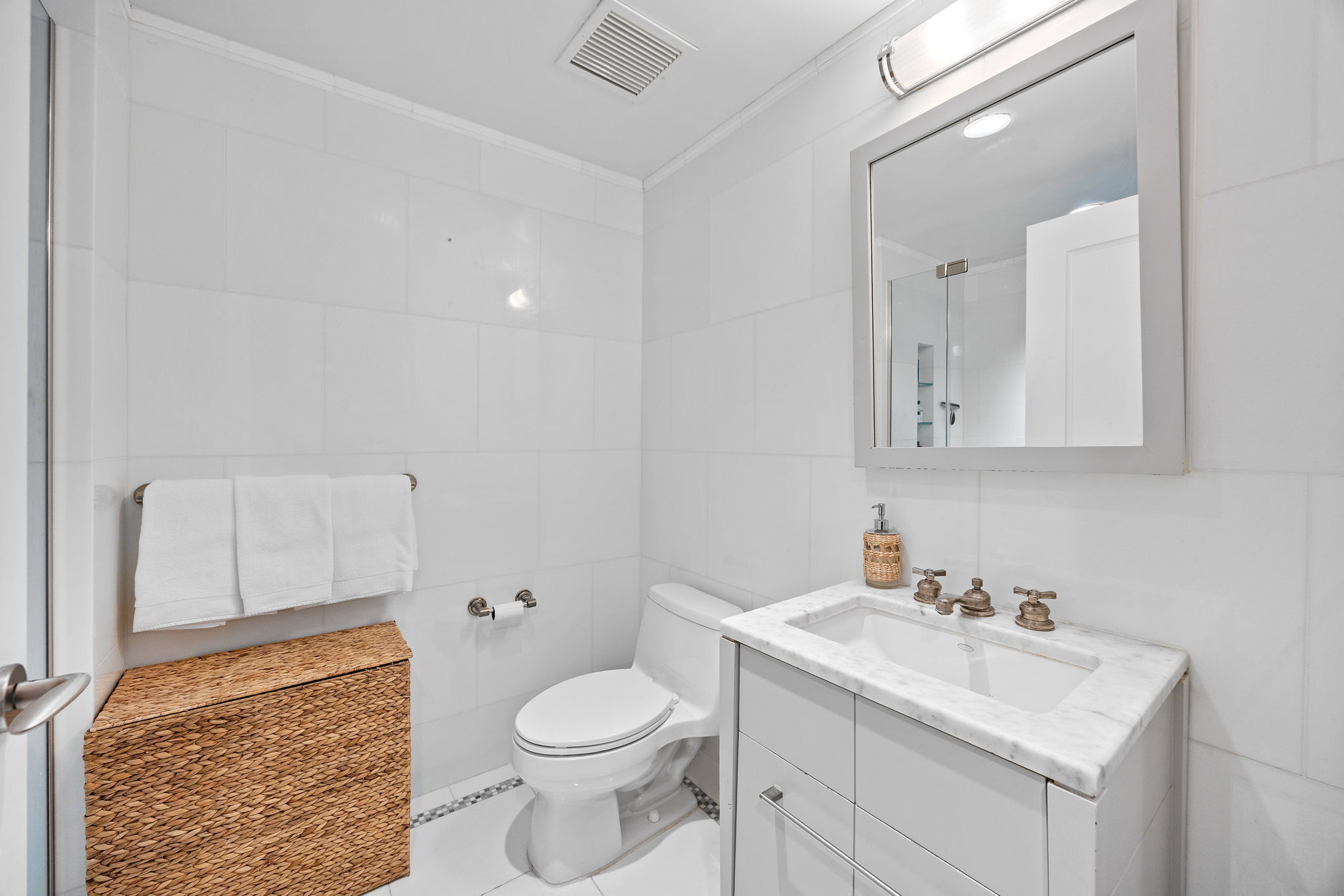 #19 photo, 140 E 63rd Street, Lenox Hill , NY 10065