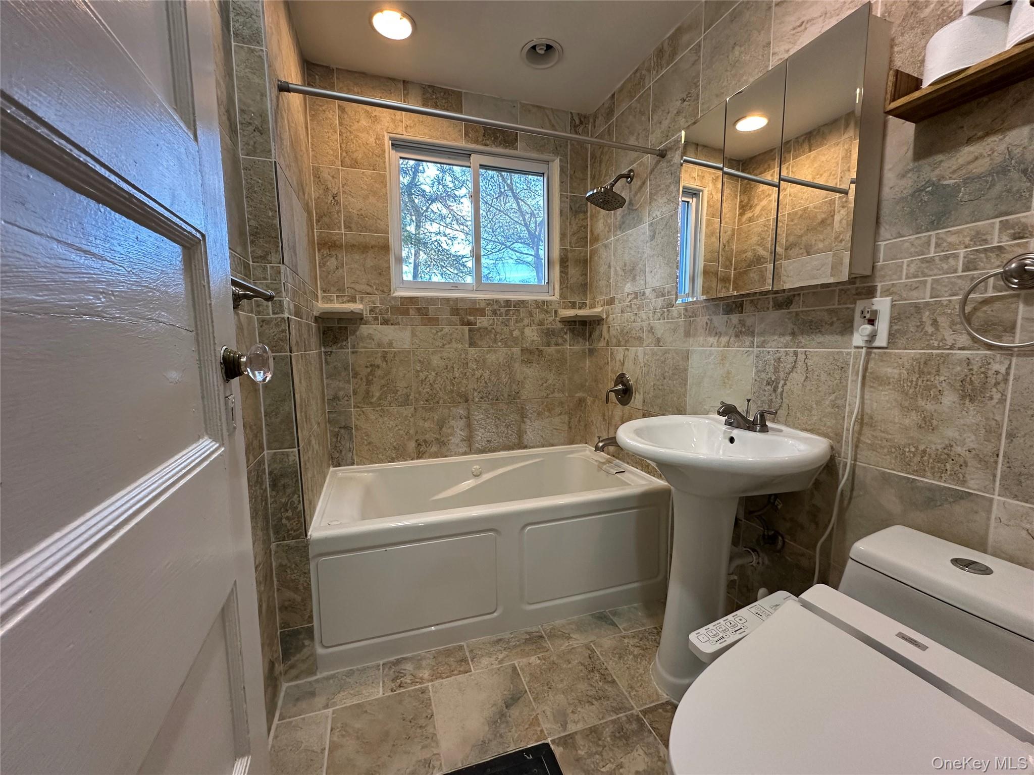 #10 photo, 8 The Serpentine, New Rochelle , NY 10801