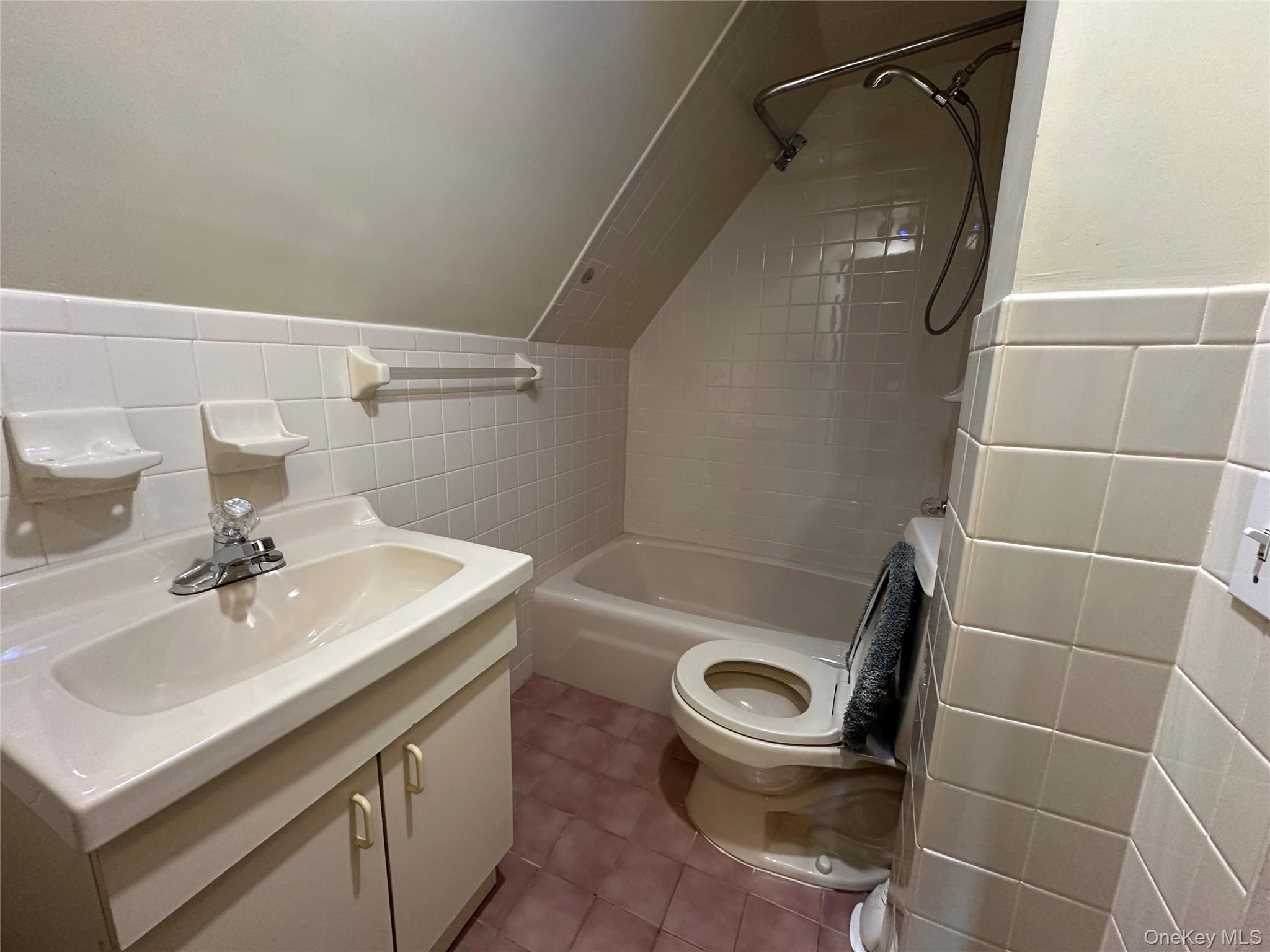 #16 photo, 8 The Serpentine, New Rochelle , NY 10801