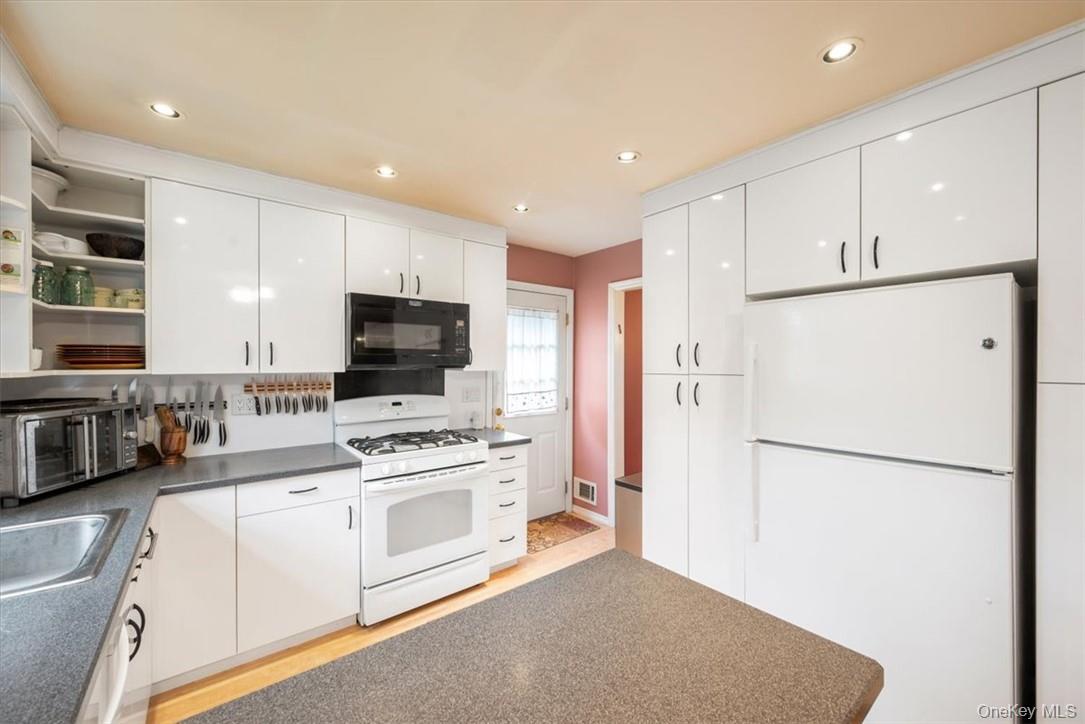 #11 photo, 20 Lancaster Drive, Suffern , NY 10901