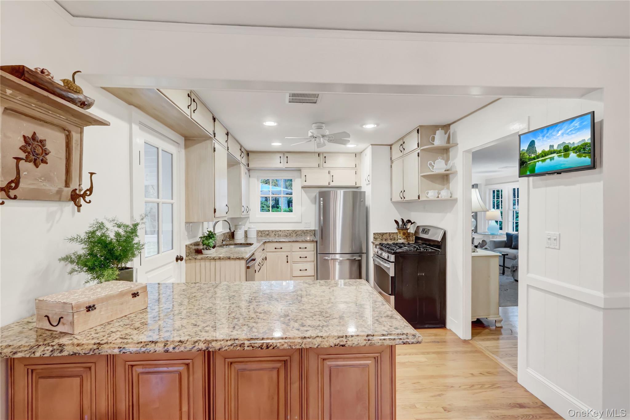 #19 photo, 14 Highwood Road, Setauket , NY 11733