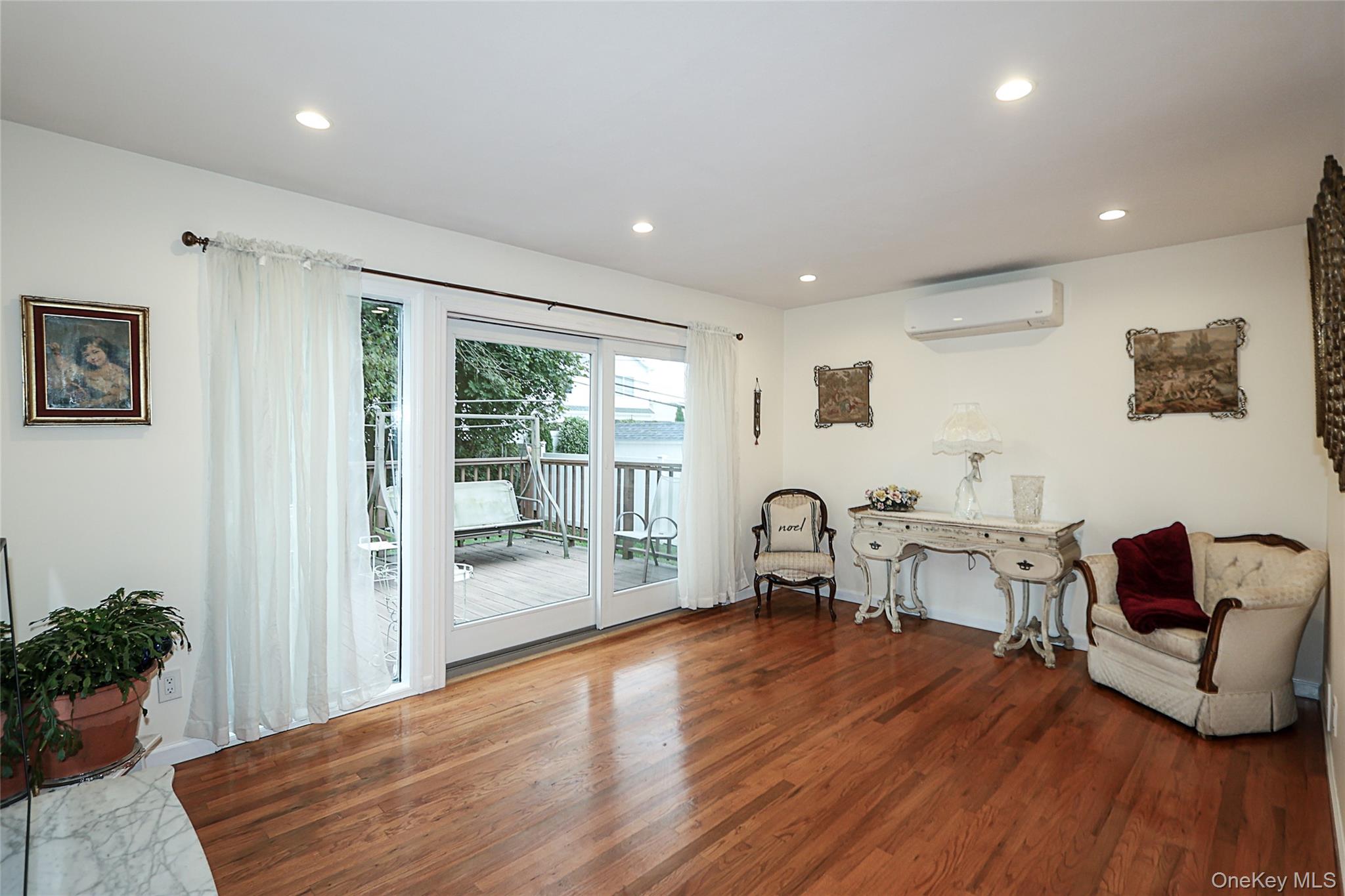 #11 photo, 6 Gerhard Road, Plainview , NY 11803