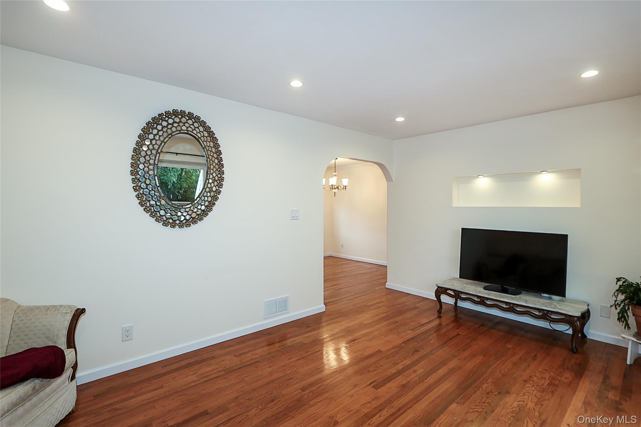 #12 photo, 6 Gerhard Road, Plainview , NY 11803