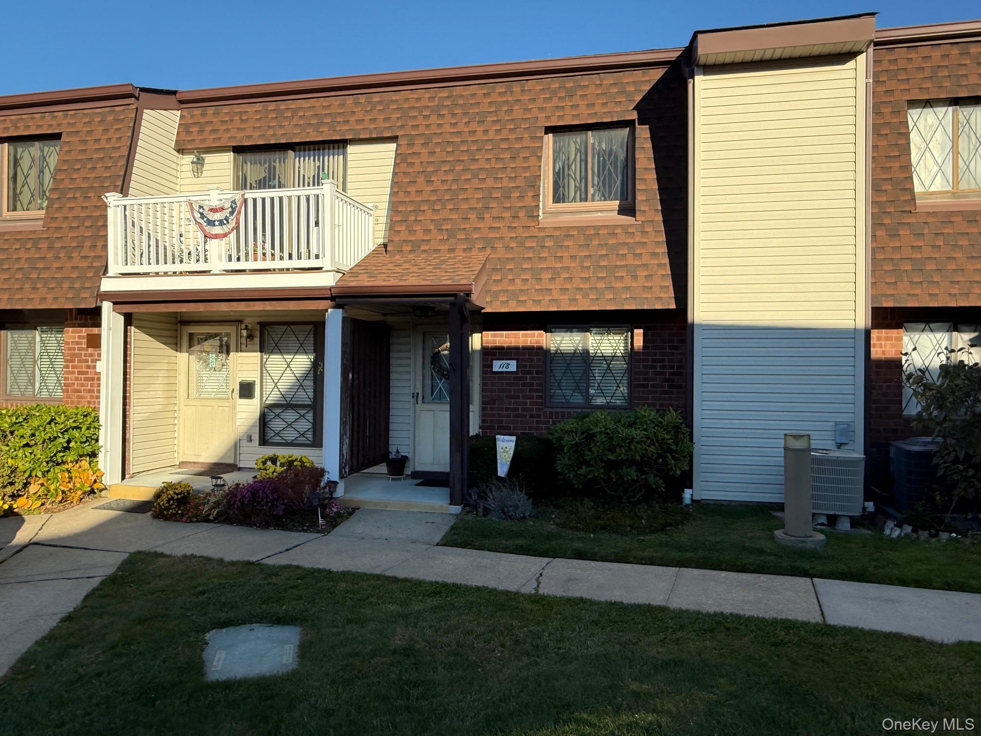 #4 photo, 118 Clubhouse, Copiague , NY 11726