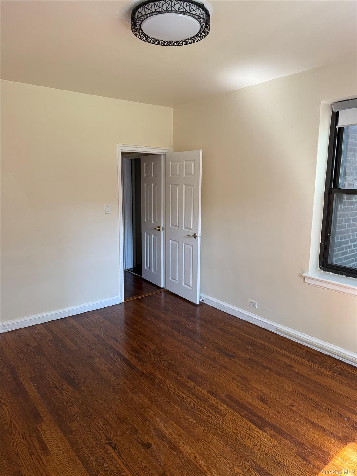 #14 photo, 22-27 76 Street, קווינס East Elmhurst , NY 11370