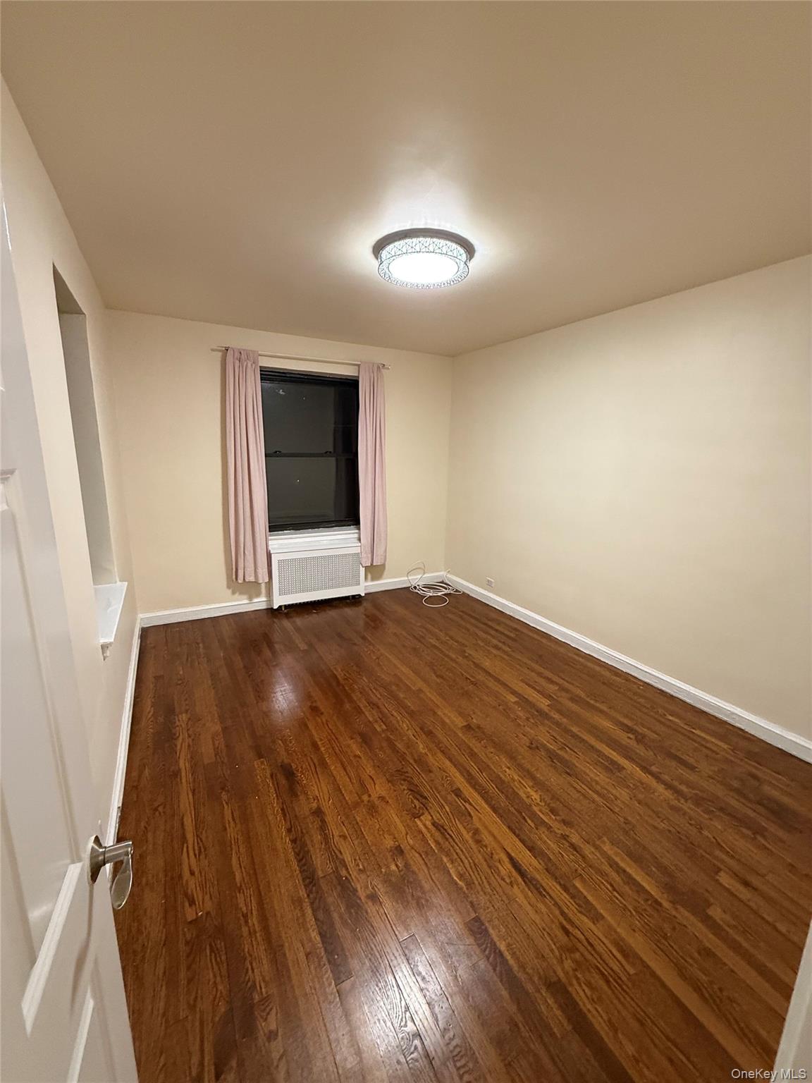 #18 photo, 22-27 76 Street, קווינס East Elmhurst , NY 11370