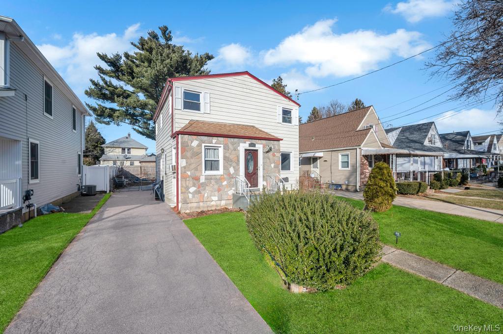 #2 photo, 627 10th Avenue, New Hyde Park , NY 11040