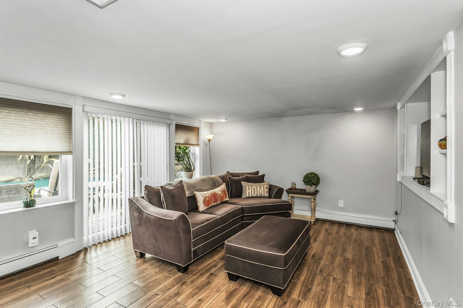 #20 photo, 944 Plum Tree Road, Westbury , NY 11590